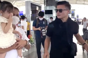 Quang Hải tại sân bay Nội Bài sáng 27-6