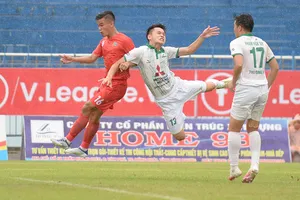 Bình Phước (áo đỏ) trắng tay trong trận tiếp đón Phù Đổng. Ảnh: DŨNG PHƯƠNG