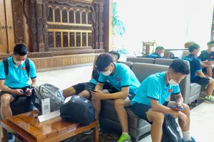 Các cầu thủ mệt mỏi khi đến khách sạn ở thủ đô Jakarta