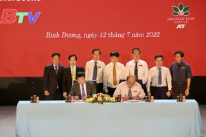 Lãnh đạo Đài Phát thanh và Truyền hình Bình Dương cùng lãnh đạo công ty Sâm Ngọc Linh tạm lễ ký kết. Ảnh: DŨNG PHƯƠNG