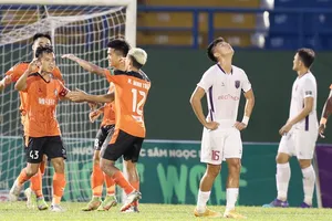 Đà Nẵng hai lần vượt lên dẫn trước đều từ chấm phạt 11m. Ảnh: DŨNG PHƯƠNG