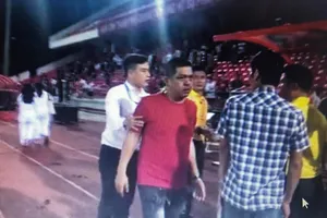 Nhân viên của VPF đã nhanh chóng can thiệp, đưa CĐV này ra xa khu vực bàn trọng tài