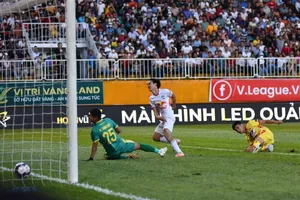 Văn Toàn ghi bàn ấn định tỷ số 2-0. Ảnh: ANH TIẾN