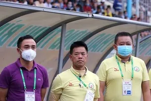 Trợ lý Phan Bá Hùng (giữa) đang đến gần khu kỹ thuật đội B.Bình Dương trước cuộc so tài với T.Bình Định