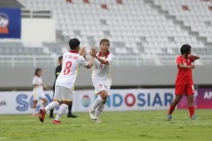 Các cô gái Việt Nam thắng 9-0 trước Singapore ở trận ra quân