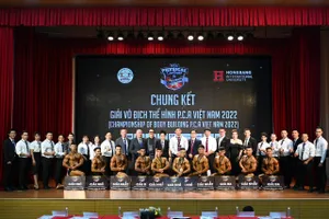 Các VĐV đoạt giải chụp hình lưu niệm cùng BTC, trọng tài, nhà tài trợ...