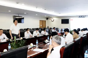 ông Cao Văn Chóng - PGĐ Sở VHTTDL báo cáo phương án đề xuất xây dựng Khu liên hợp Công nghiệp Thể thao Bình Dương