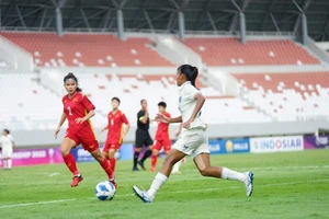 Đội U18 nữ Việt Nam (áo đỏ) thắng Thái Lan ở trận tranh ngôi đầu bảng