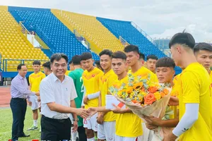 Đại diện lãnh đạo tỉnh Bình Dương đến thăm và động viên đội tuyển U20 Việt Nam trên sân tập