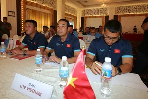 HLV Đinh Thế Nam cùng các trợ lý tham dự buổi họp. Ảnh: DŨNG PHƯƠNG