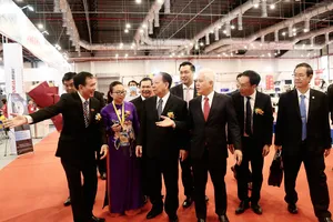 Các đại biểu tham quan các gian hàng trưng bày tại sự kiện