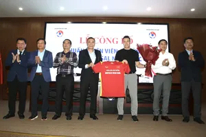 Lãnh đạo VFF trao hoa và áo kỷ niệm đến HLV Diego Raul Giustozzi