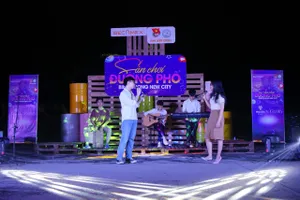 Các bạn trẻ tham gia chương trình giao lưu âm nhạc tại "Sân chơi đường phố"