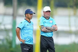 HLV Trương Việt Hoàng trên sân tập ngày 23-8. Ảnh: HCMC FC