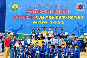 Đoàn Bình Dương nhận cờ hạng nhì toàn đoàn từ Ban tổ chức giải