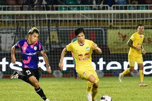 Văn Triền nỗ lực tranh bóng cùng Công Phượng. Ảnh: ANH TIẾN