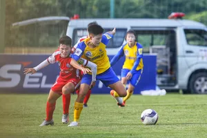Thái Nguyên (áo vàng) giành trọn 3 điểm trong cuộc so tài với Than KSVN