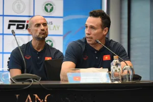 HLV Diego Giustozzi (bên phải)