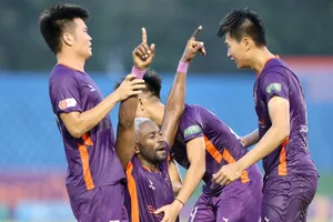 Niềm vui của Welington sau bàn gỡ hòa cho đội chủ nhà. Ảnh: DŨNG PHƯƠNG 