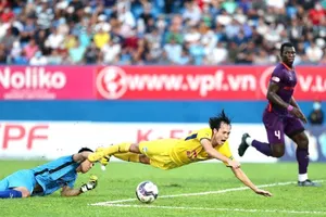 Tình huống Văn Toàn bị ngã trong vòng 16m50. Ảnh: Anh Khoa