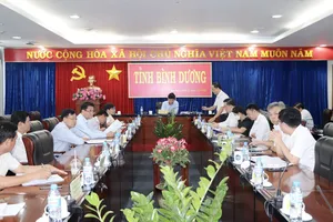 ông Nguyễn Khoa Hải - Giám đốc Sở VHTTDL báo cáo lãnh đạo UBND tỉnh nội dung cuộc họp