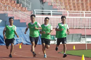 Các trọng tài trong phần kiểm tra thể lực sáng 17-9