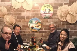 Huỳnh Như và HLV Calisto tại nhà hàng Việt Nam ở thành phố Porto