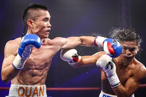 Võ sĩ Đinh Hồng Quân (bên trái)