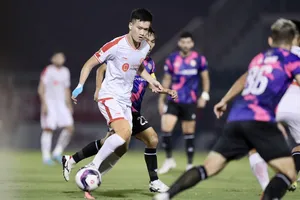 Hoàng Đức đi bóng trước nỗ lực ngăn chặn của hàng phòng ngự đội chủ nhà. Ảnh: DŨNG PHƯƠNG