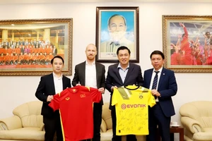 Lãnh đạo VFF và đại diện CLB Borussia Dortmund trao tặng áo thi đấu của đội tuyển Việt Nam và CLB danh tiếng của Đức