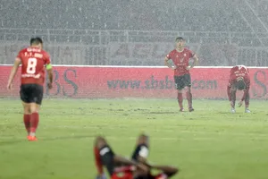 Cầu thủ CLB TPHCM thất vọng sau trận thua 0-6 trước CLB Hà Nội 