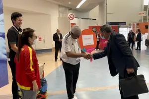 Đại diện BTC địa phương đón tiếp HLV Mai Đức Chung tại sân bay 