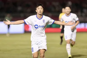 Văn Đức gieo sầu cho đội chủ nhà CLB TPHCM khi thực hiện cú đúp. Ảnh: DŨNG PHƯƠNG 