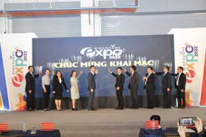 Các đại biểu tham dự thực hiện nghi thức khai mạc Binh Duong Expo 2022