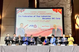 Đại diện lãnh đạo hai đơn vị, Ông Phạm Ngọc Thuận – Tổng Giám đốc Tổng công ty Becamex IDC và Ông Apichit Prasoprat, Phó Chủ tịch Liên đoàn Công nghiệp Thái Lan, ký kết bản thỏa thuận hợp tác
