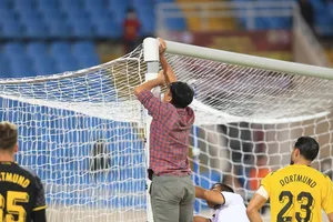 Sự cố xà ngang khung thành bị bung lên vào cuối trận đấu