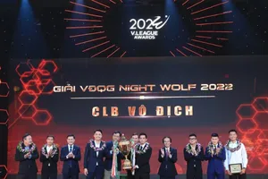 Ban tổ chức trao Cúp vô địch V-League cho đại diện CLB Hà Nội