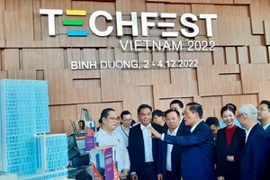 Đại biểu đến tham quan khu trưng bày các mô hình khởi nghiệp và đổi mới sáng tạo tại triễn lãm