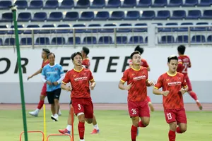Các cầu thủ ra sân tập buổi đầu tiên tại BR-VT vào chiều 2-12