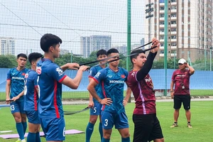 Trợ lý José Brandi Regato Neto trong buổi tập đầu tiên cùng đội tuyển Olympic vào ngày 11-9