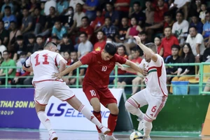 Các cầu thủ Việt Nam đã có trận đấu bổ ích trước đội tuyển futsal Hungary. Ảnh: DŨNG PHƯƠNG