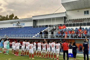 Đội tuyển nữ Việt Nam chào các khán giả Việt Nam trên khán đài sân Lokomotiv vào chiều 29-10