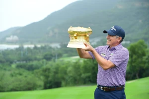 Golfer người Brazil Adilson Da Silva giành Cúp vô địch tại Vinpearl DIC Legends Việt Nam 2023