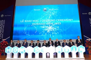 Đại biểu thực hiện nghi thức khai mạc Diễn đàn Hợp tác kinh tế Horasis châu Á 2023