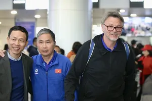 Phó TTK VFF Nguyễn Minh Châu đại diện lãnh đạo VFF ra sân bay đón đội