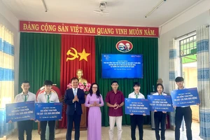 Đ/c Quách Công Ban (áo đỏ) – Phó Trưởng Ban Dân tộc tỉnh Đắk Nông cùng cô Đỗ Thị Là – Phó Hiệu trưởng Trường THPT Chuyên Nguyễn Chí Thanh và thầy Nguyễn Hoài Phong – Trưởng Phòng Tuyển sinh EIU trao 10 suất học bổng cho học sinh