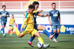 Trường Cao đằng Kỹ thuật Công nghệ Nha Trang (áo vàng) giành chiến thắng 2-0 trước Trường ĐH Kinh tế ĐH Huế