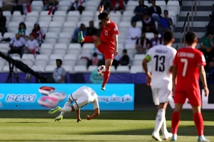 Pha vào bóng nguy hiểm của Khuất Văn Khang với cầu thủ đội Iraq. Ảnh: Getty