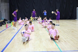 Các tuyển thủ futsal Việt Nam trên sân tập sáng 20-4