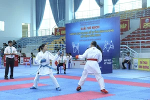 Các VĐV thi đấu tranh tài ở nội dung Kumite cá nhân nữ 40kg